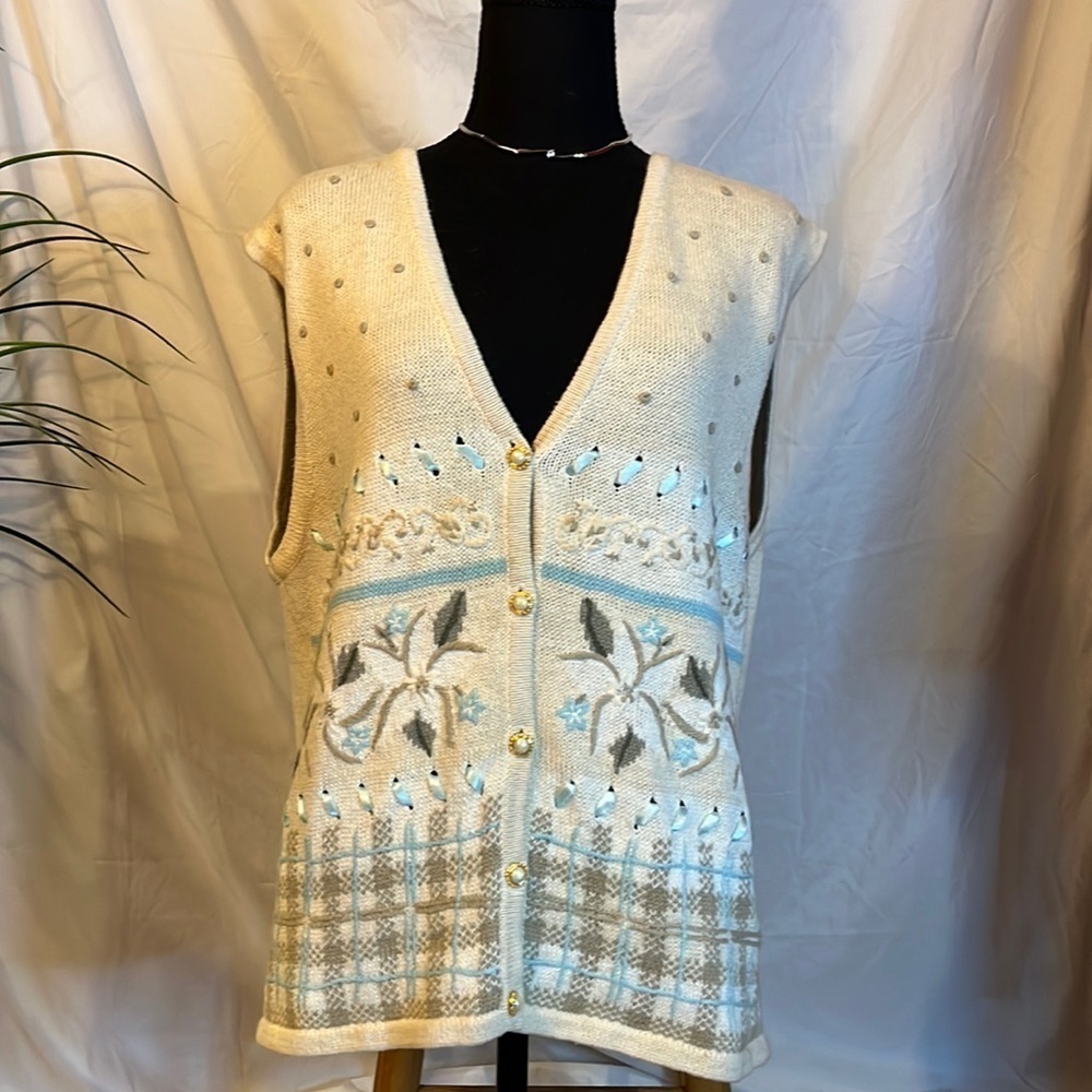 Chandler Hill Vintage Sweater Vest Size L Floral Design Knitted in Pearl Buttons
